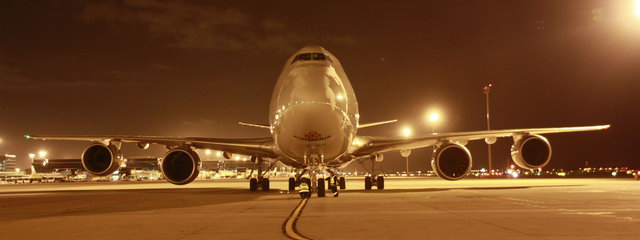 Avin Boeing 747-8F de la compaa Cargolux en el aeropuerto de Barcelona-El Prat (20 Noviembre 2011)